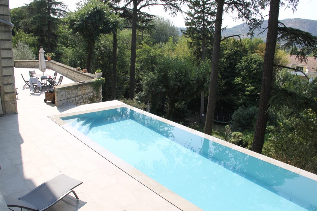 Piscine à débordement effet miroir vue de haut