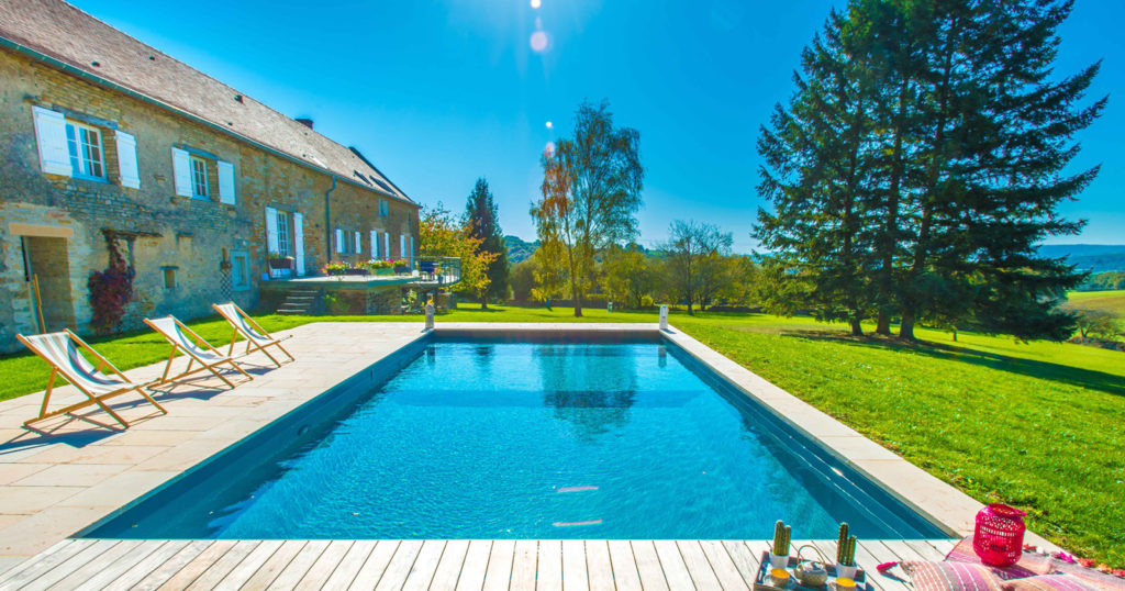 Une ancienne piscine coque fait peau neuve ! - Inspiration piscine - Aquilus