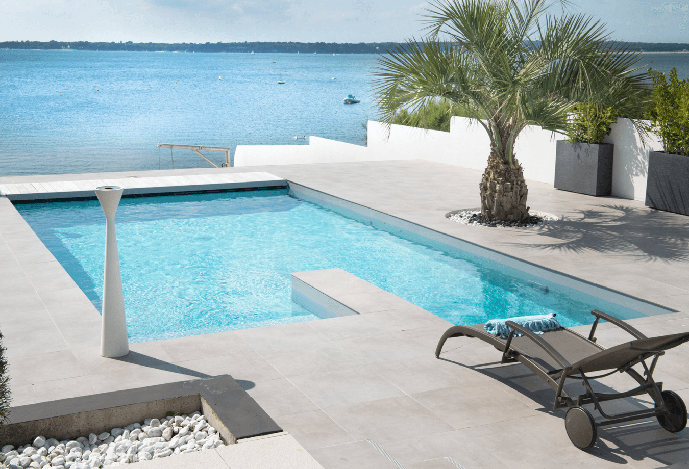 Une piscine contemporaine sous le soleil breton