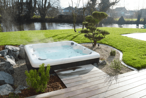 Un spa en extérieur au bord de la rivière 3