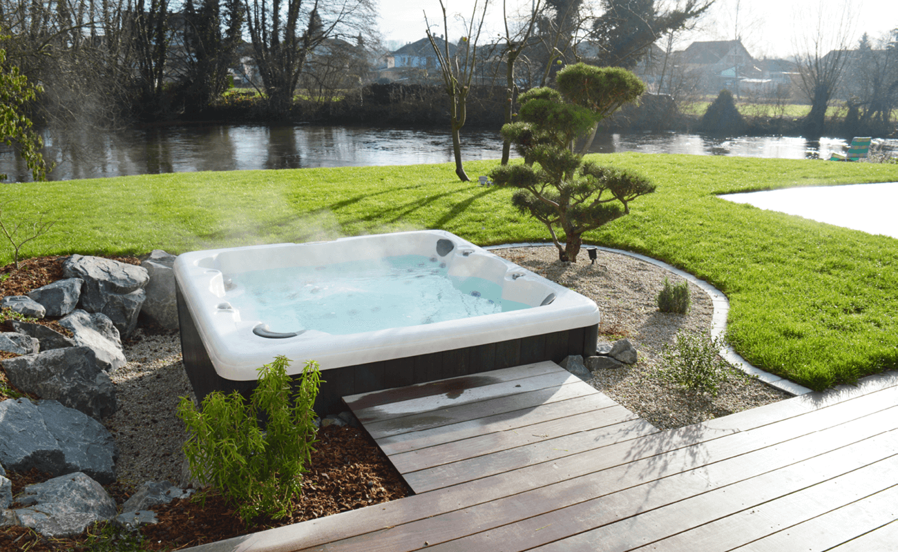 Un spa en extérieur au bord de la rivière 3