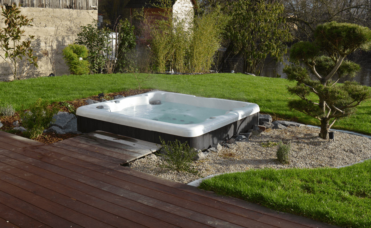 Un spa en extérieur au bord de la rivière 3