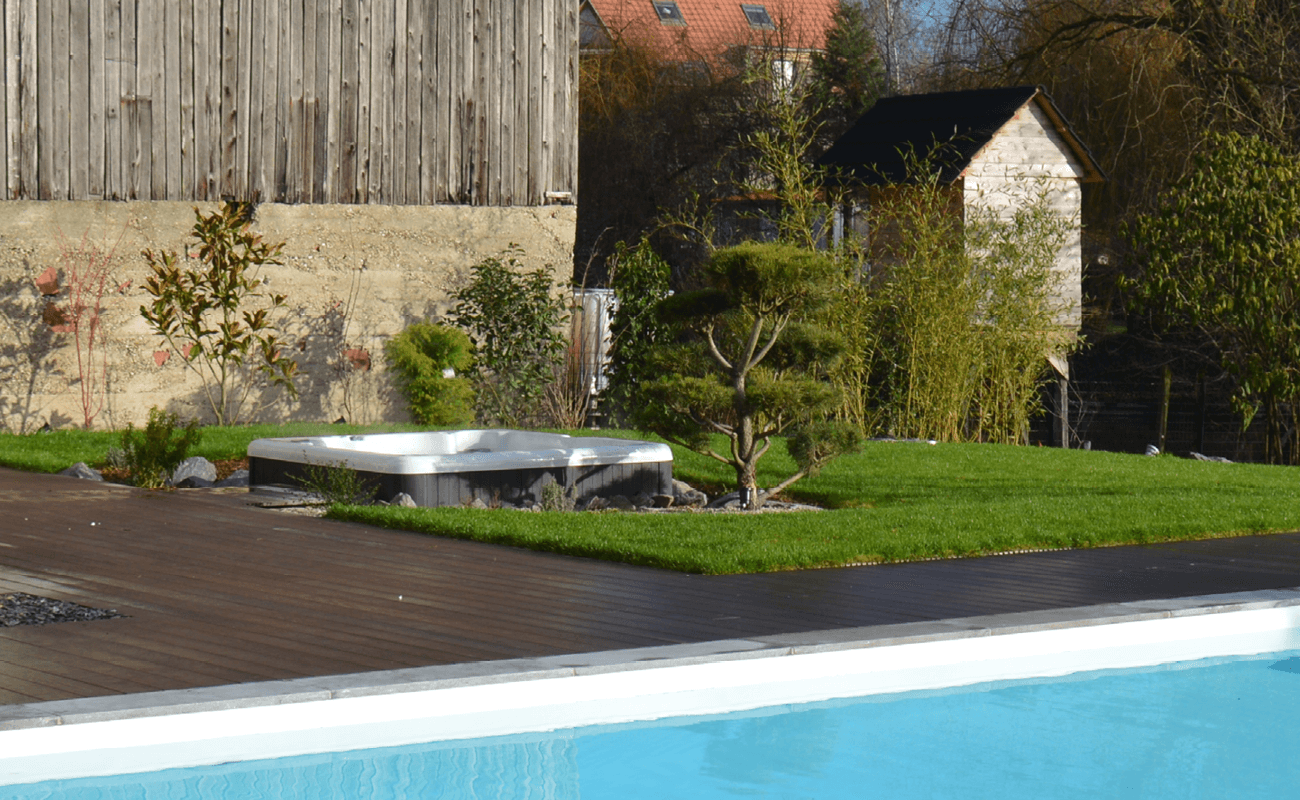 Un spa en extérieur au bord de la rivière 3