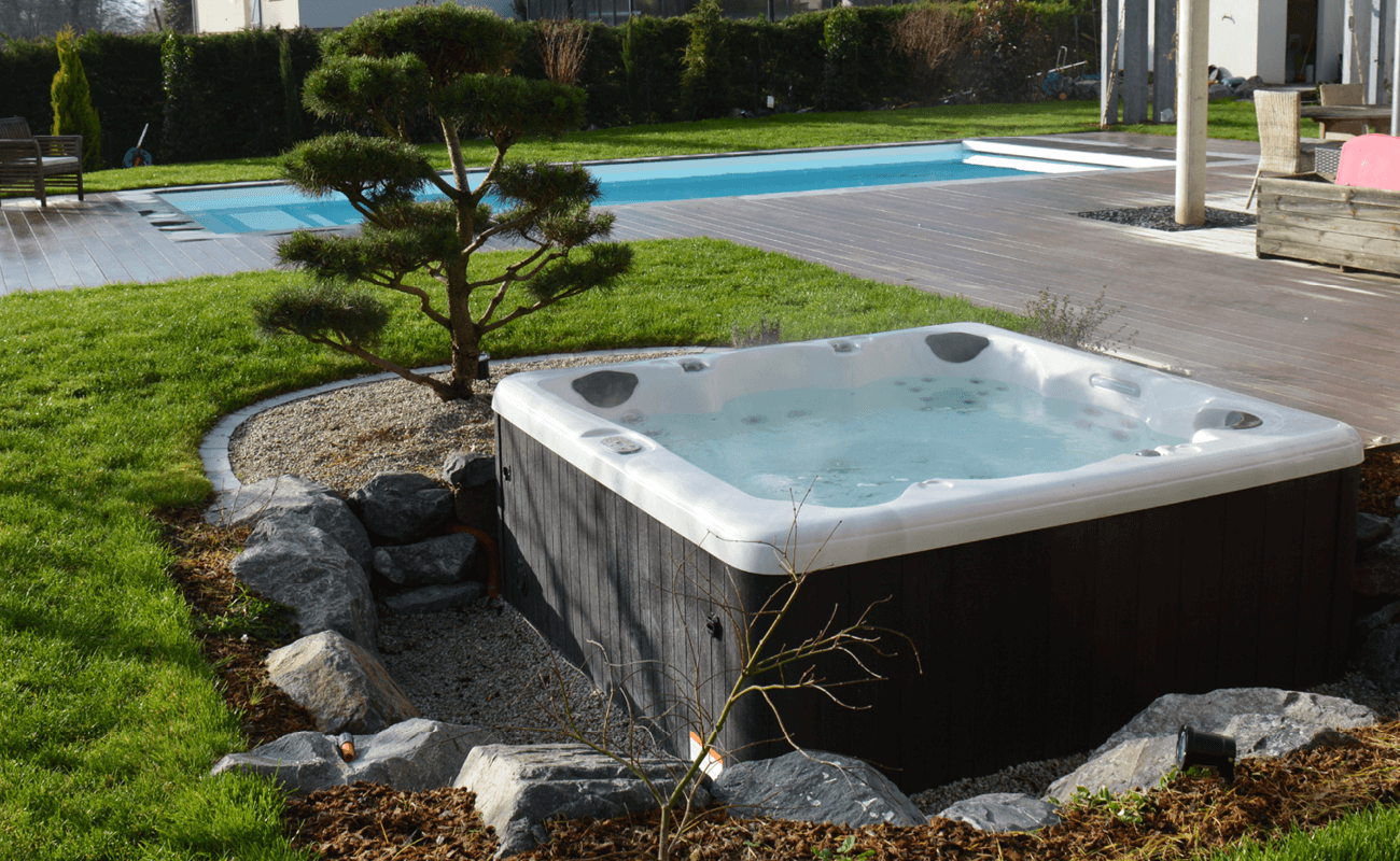 Un spa en extérieur au bord de la rivière 3