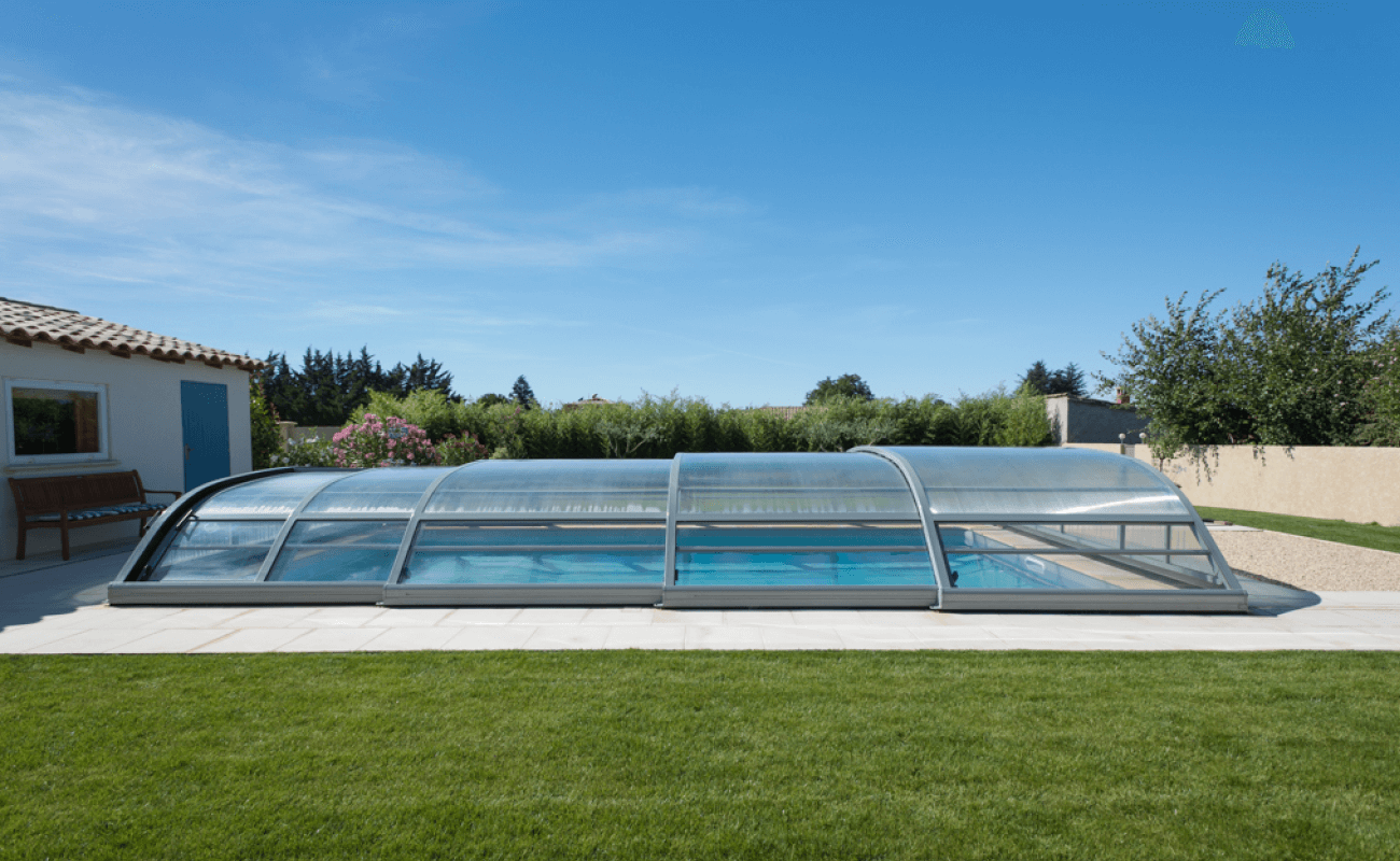 Baignade sous abri de piscine