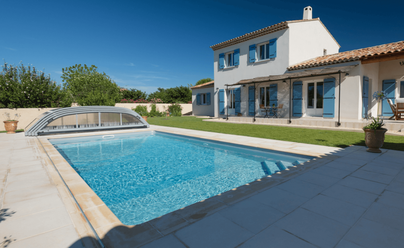 Baignade sous abri de piscine