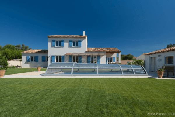 Baignade sous abri de piscine