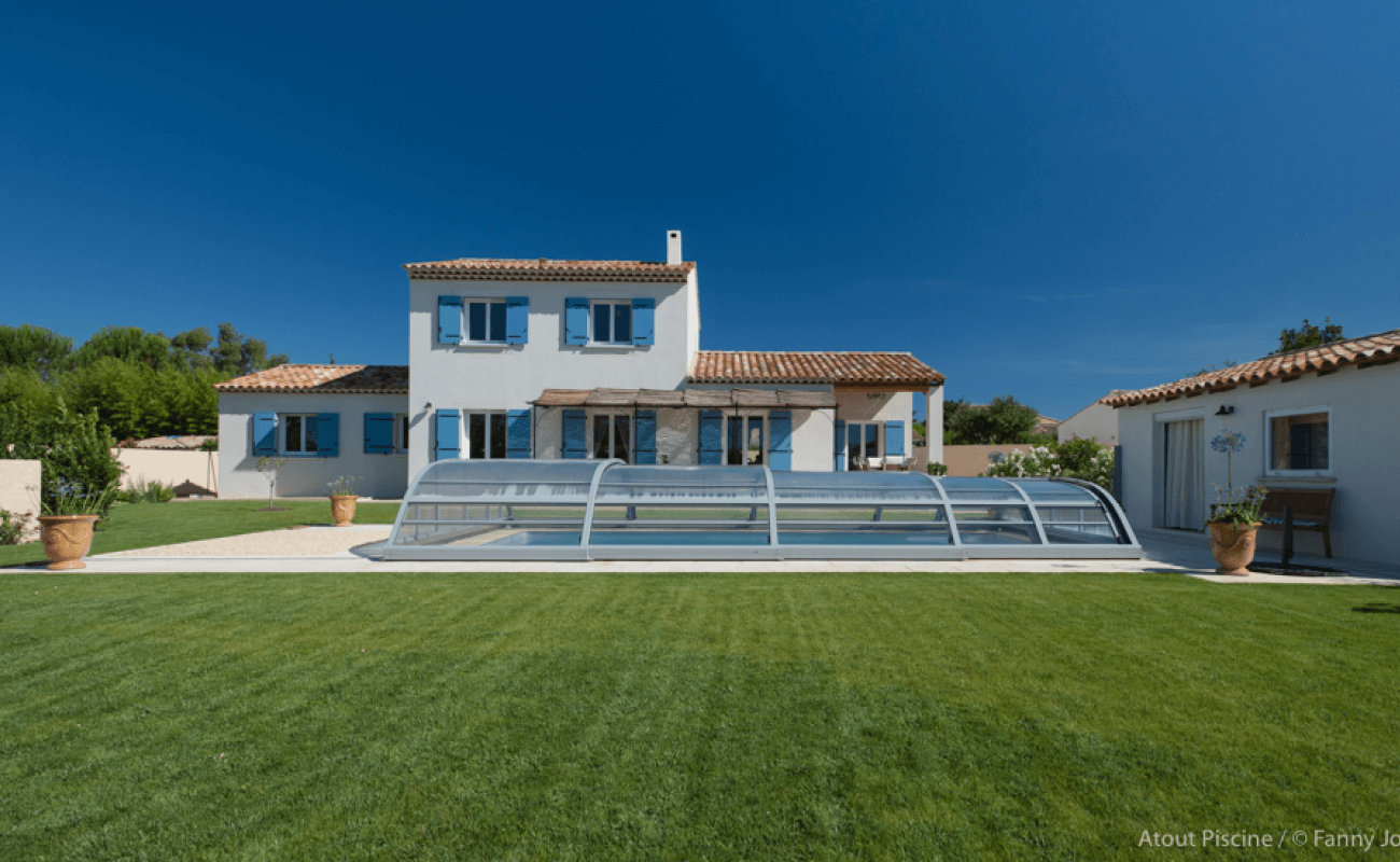 Baignade sous abri de piscine