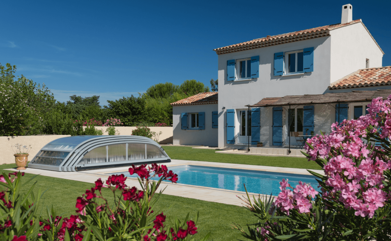 Baignade sous abri de piscine