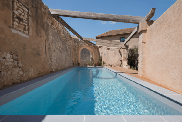 Rénovation extérieure avec piscine d'une ancienne bâtisse