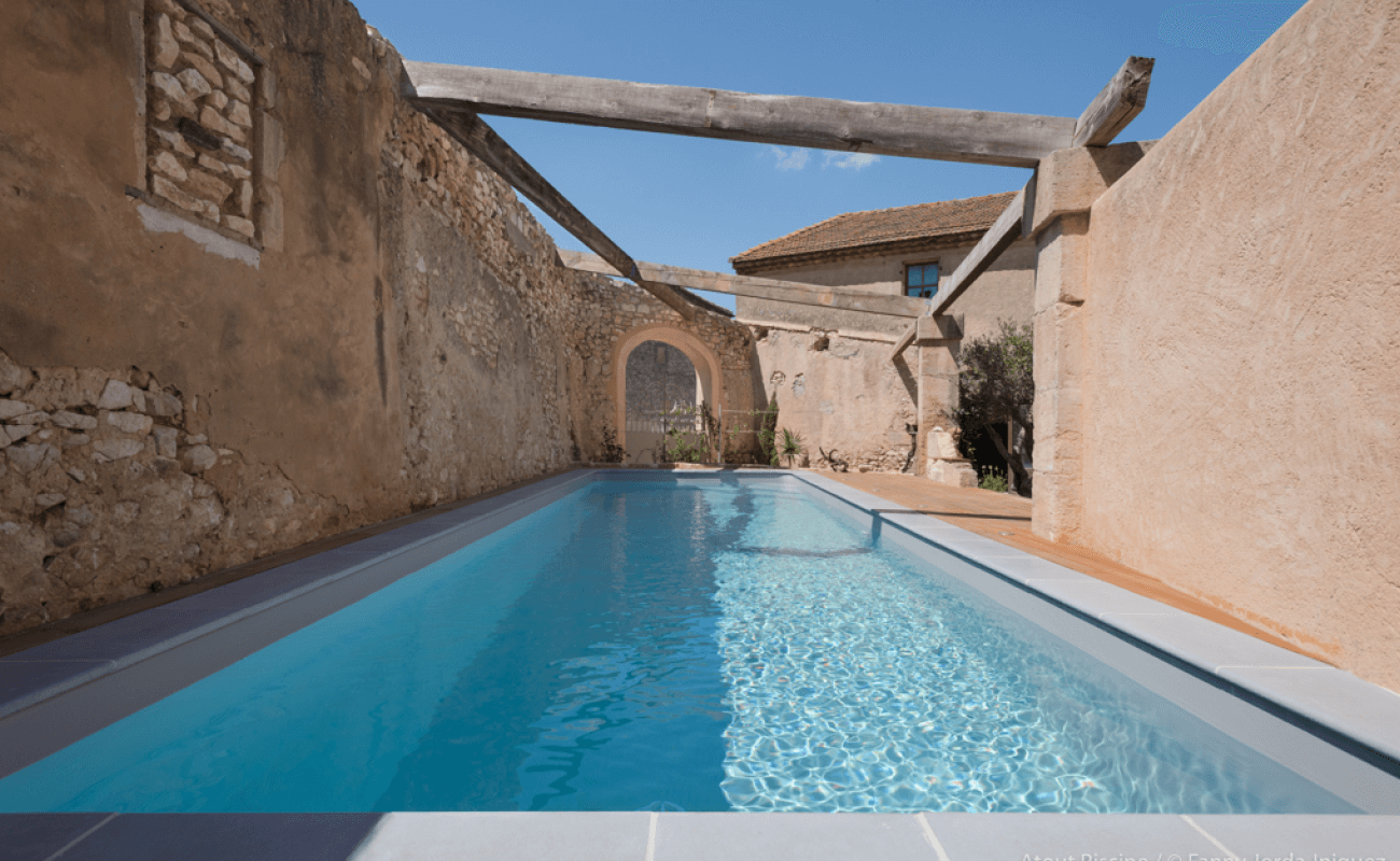 Rénovation extérieure avec piscine d'une ancienne bâtisse