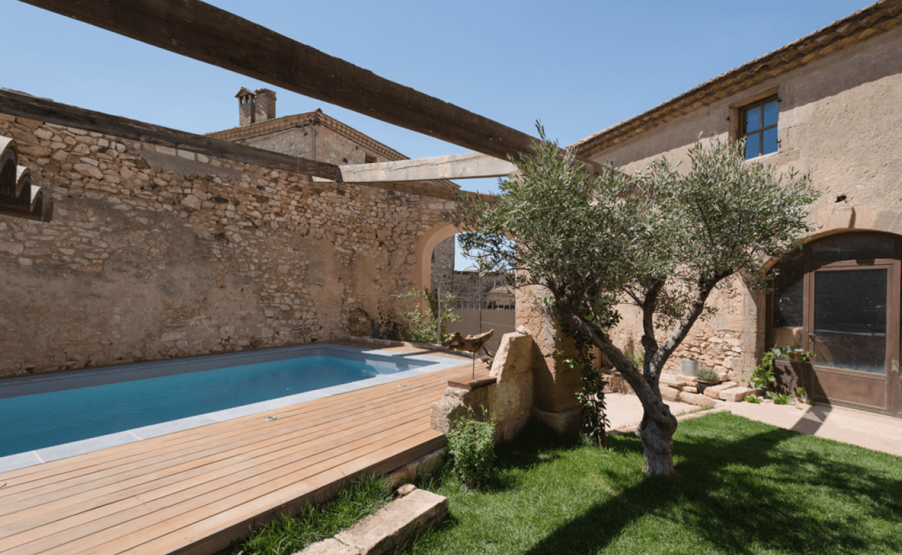 Rénovation extérieure avec piscine d'une ancienne bâtisse