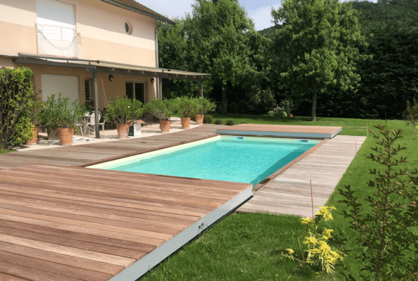 une piscine avec plancher