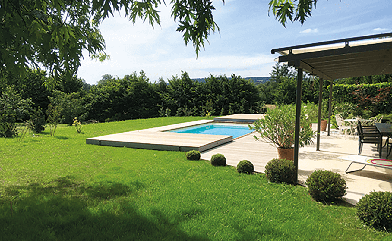 une piscine avec plancher