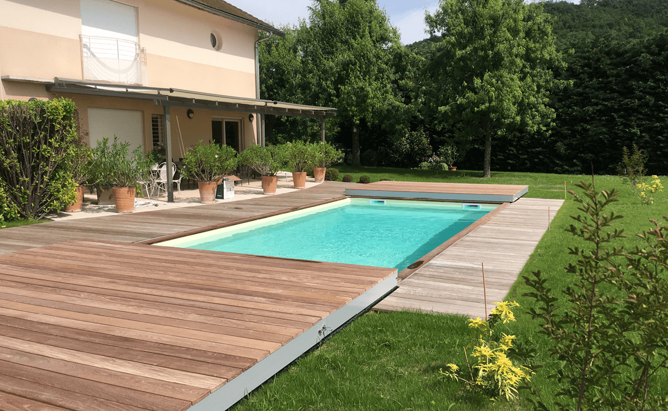 une piscine avec plancher