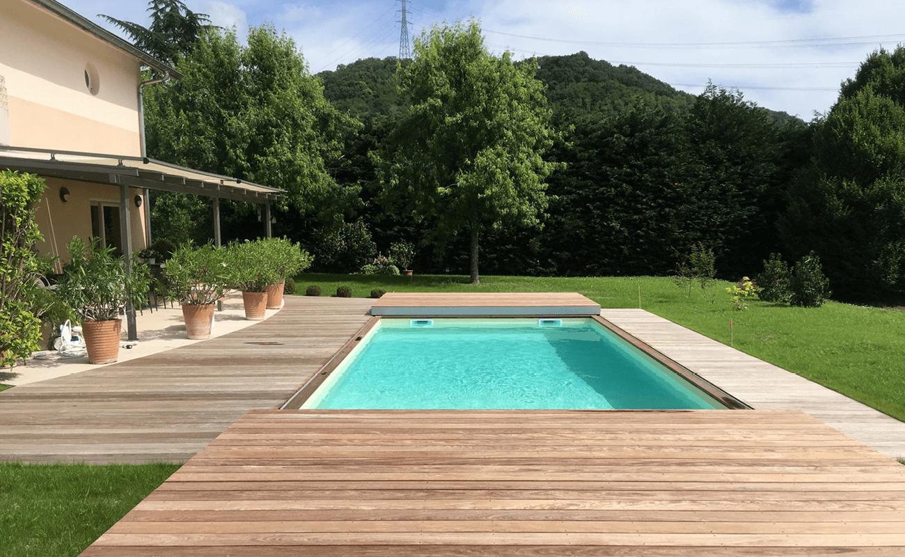 une piscine avec plancher