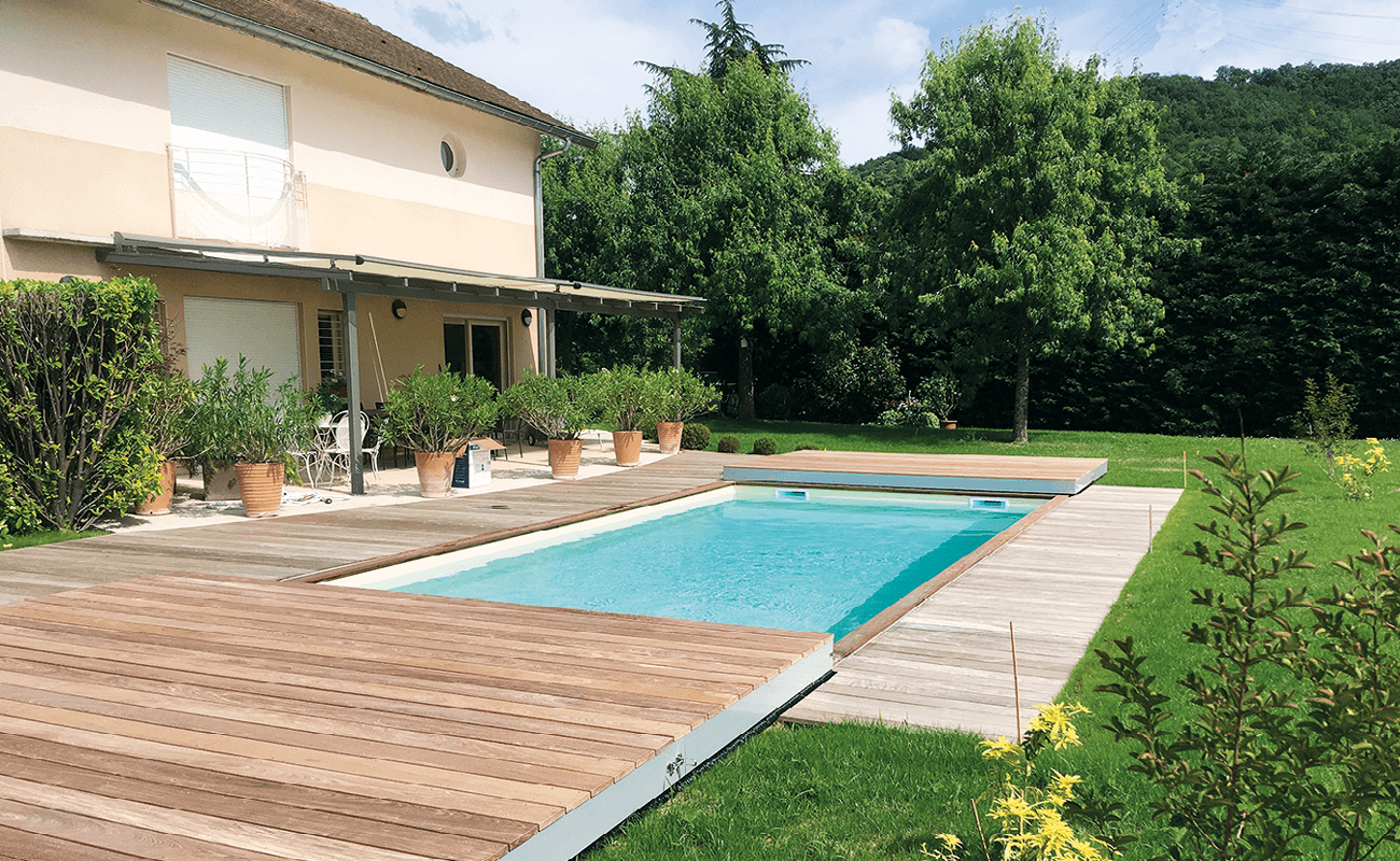 une piscine avec plancher