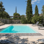 Une rénovation de piscine dans l’un des plus beaux villages de France 1