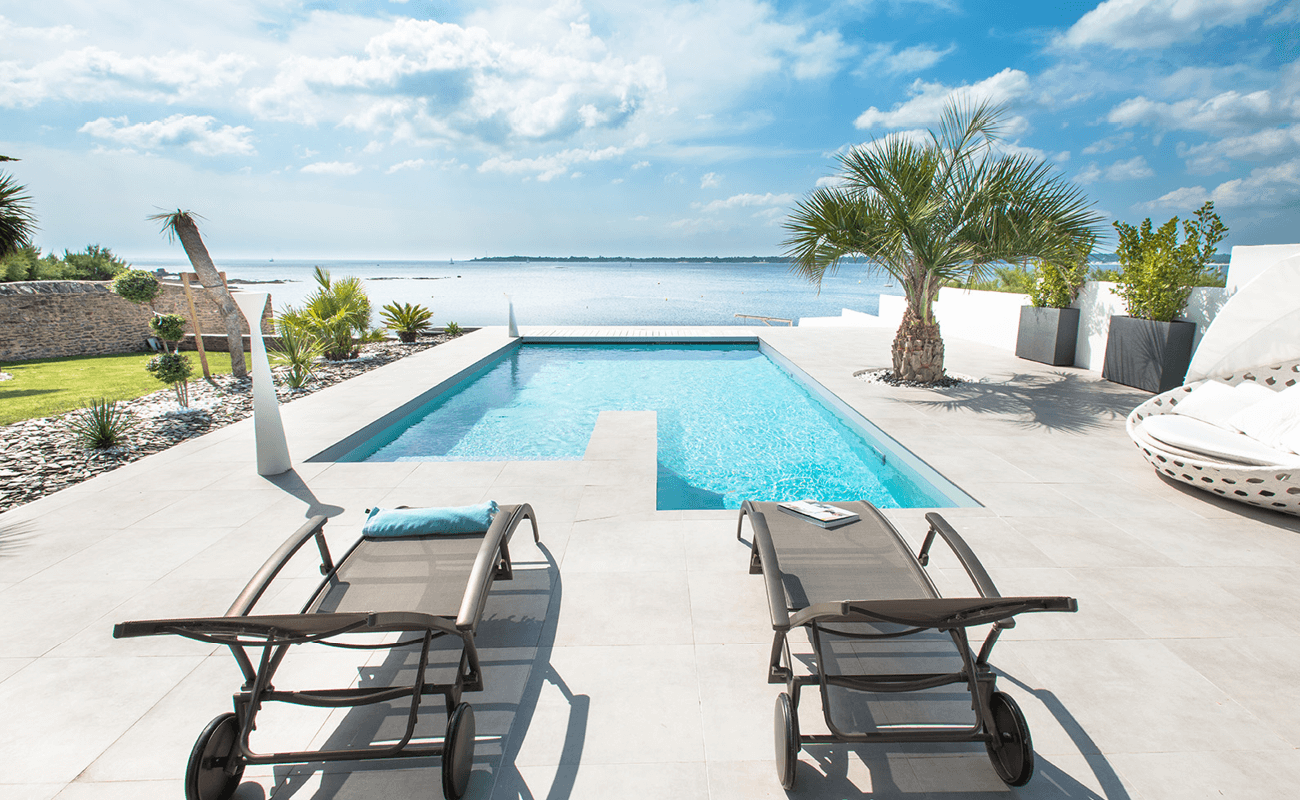 Une piscine contemporaine sous le soleil breton 1