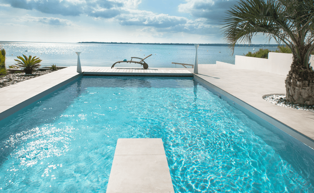 Piscine contemporaine sous le soleil breton Aquilus Piscines — free download