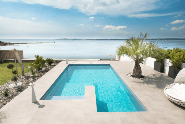 Une piscine contemporaine sous le soleil breton