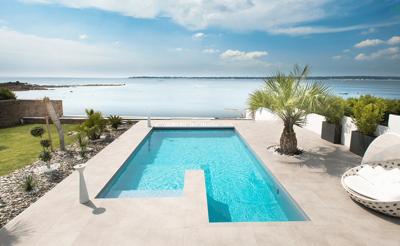 Une piscine contemporaine sous le soleil breton