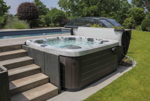 Spa 881 dans un jardin alsacien : bien-être et élégance en extérieur