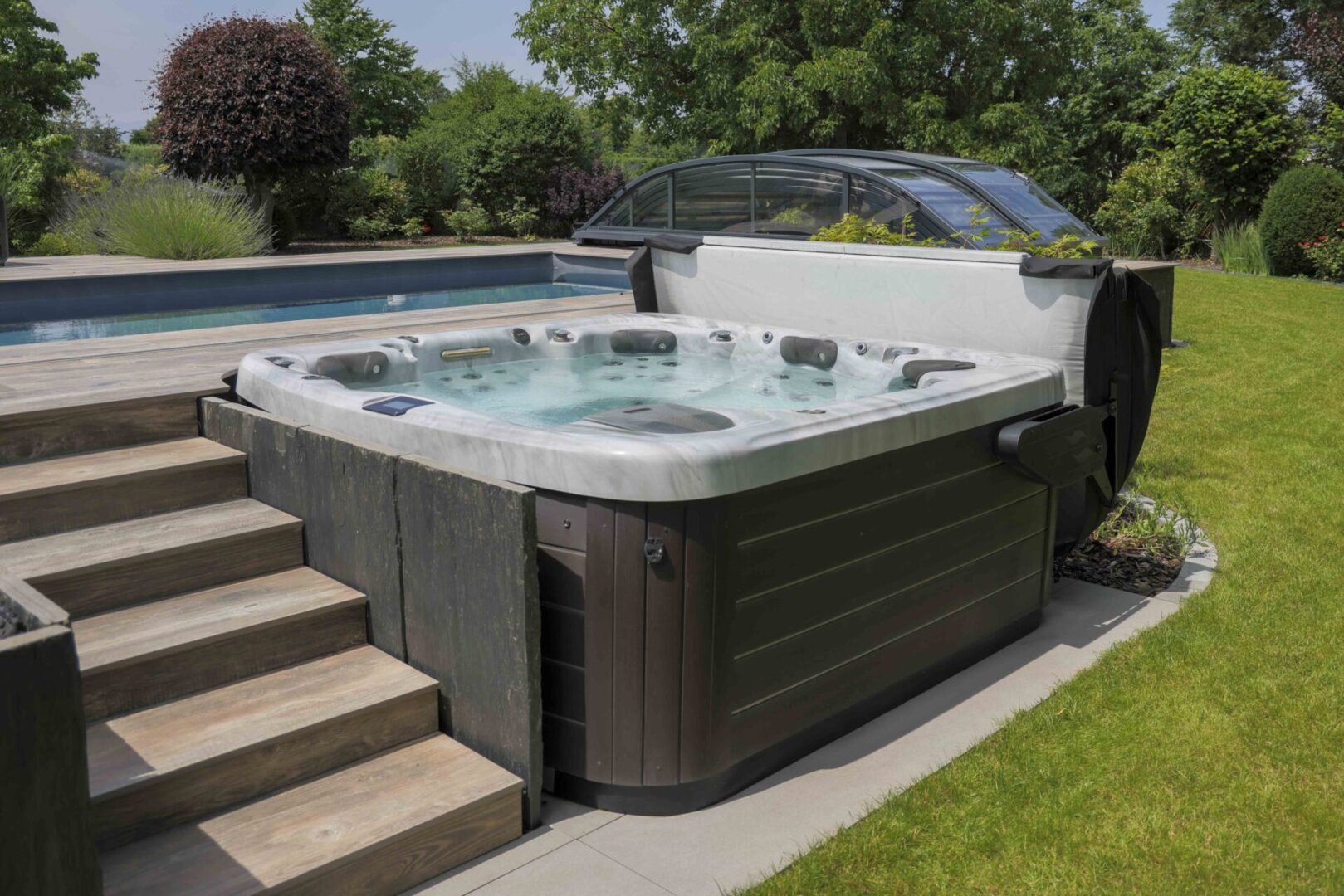 Spa 881 dans un jardin alsacien : bien-être et élégance en extérieur