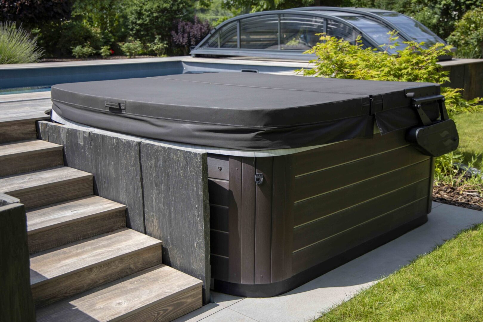 Spa 881 dans un jardin alsacien : bien-être et élégance en extérieur