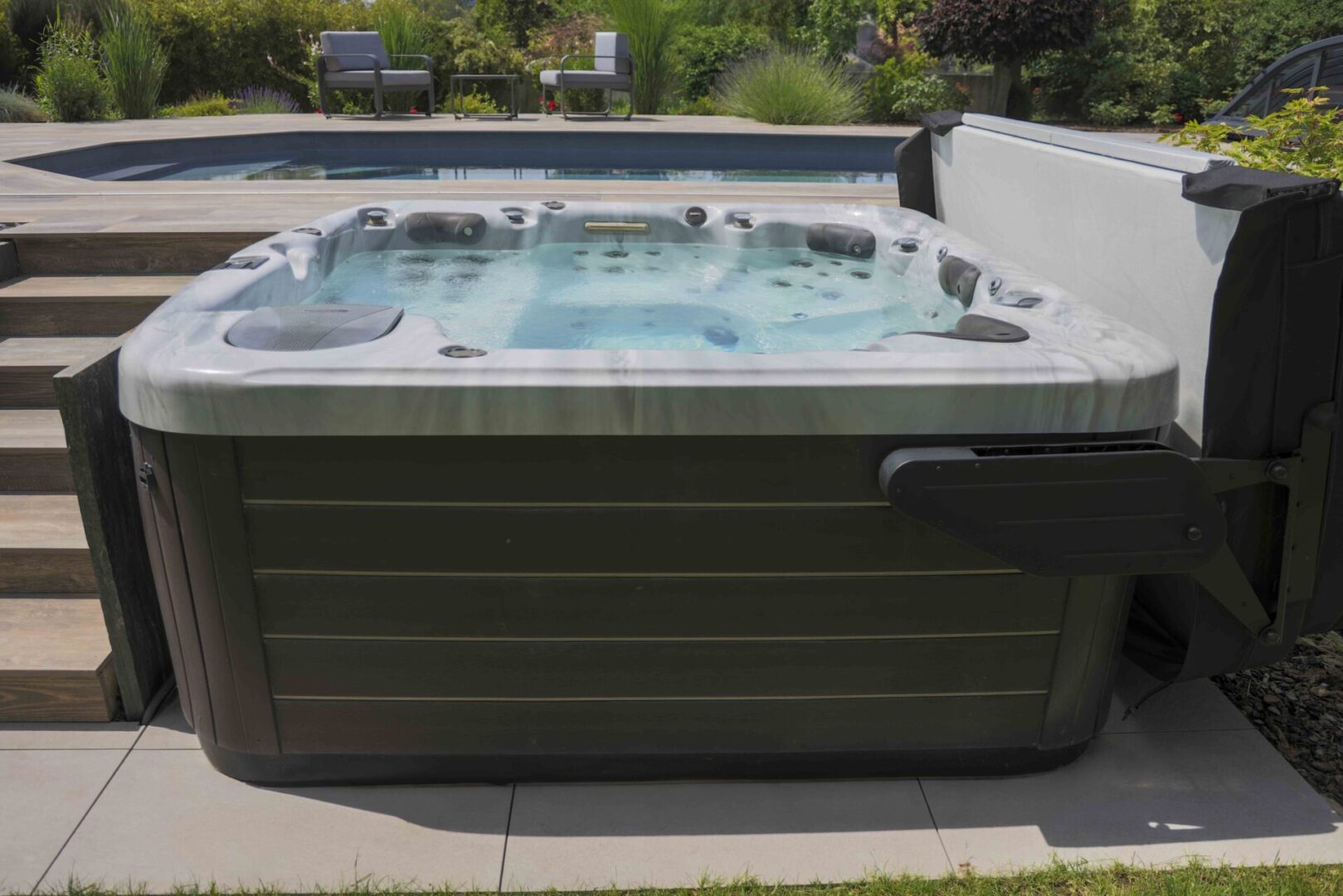 Spa 881 dans un jardin alsacien : bien-être et élégance en extérieur