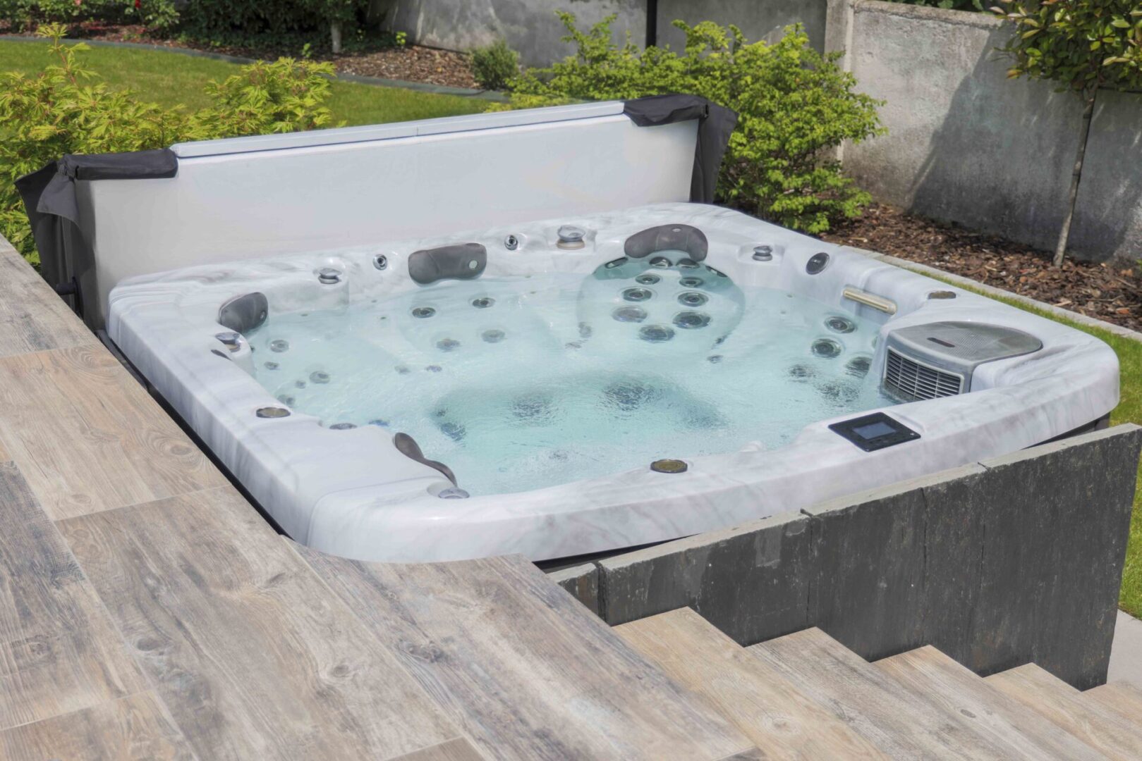 Spa 881 dans un jardin alsacien : bien-être et élégance en extérieur